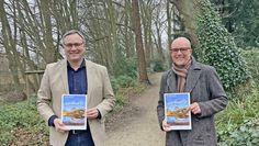 Landrat Marco Prietz (links) und TouROW Geschäftsführer Udo Fischer präsentieren das neue „nordwärts 2022“. Foto: Touristikverband Landkreis Rotenburg