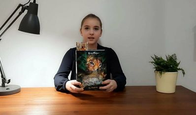 Hanna Groenewold (li.)  nimmt am Bezirksentscheid teil.