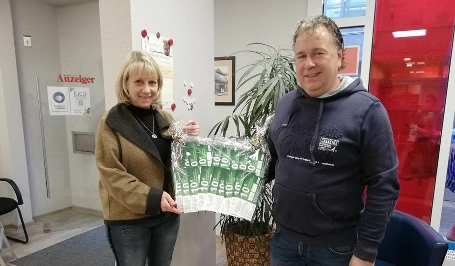 Hauptgewinner Björn Wilshusen nahm seine Einkaufsgutscheine von Anzeiger-Objektleiterin Birgit Wrissenberg entgegen. Er will bald mit seiner Freundin shoppen gehen.