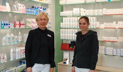 Sigrid Kölling (li.) und Anneke Mahlandt von der Bahnhof-Apotheke in Bremervörde könnten die Impfkampagne unterstützen, wenn der Bedarf dafür da sei. Der einzige Apotheker, der derzeit in der Region impft, ist Simone Carlucci aus Worpswede (kl. Bild).