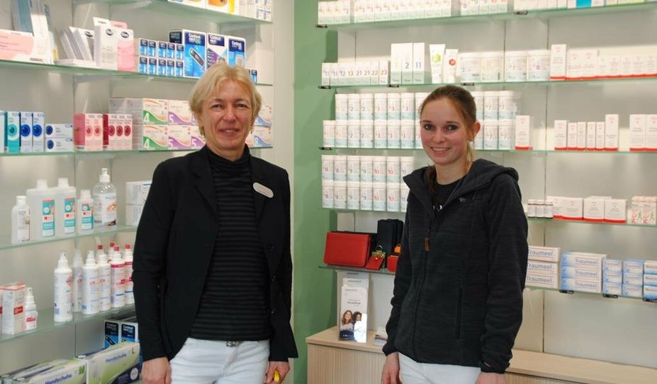 Sigrid Kölling (li.) und Anneke Mahlandt von der Bahnhof-Apotheke in Bremervörde könnten die Impfkampagne unterstützen, wenn der Bedarf dafür da sei. Der einzige Apotheker, der derzeit in der Region impft, ist Simone Carlucci aus Worpswede (kl. Bild).