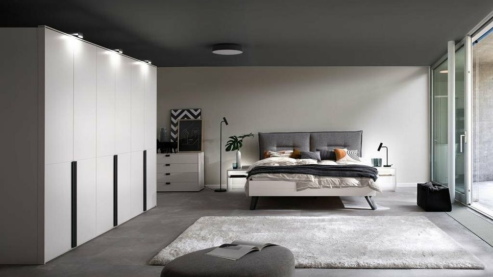 Mehr Farben wagen - auch für die Raumdecke. Eine Deckengestaltung in einem angenehmen Grauton wirkt im Schlafzimmer besonders harmonisch.