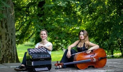 Kommen ins Dorfgemeinschaftshaus nach Platjenwerbe: Das Duo Accellorandom.