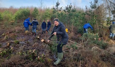 Auch Schulleiterin Margarete Kloppenborg packte im Moor mit an. Foto: nek