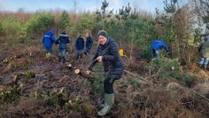 Auch Schulleiterin Margarete Kloppenborg packte im Moor mit an. Foto: nek