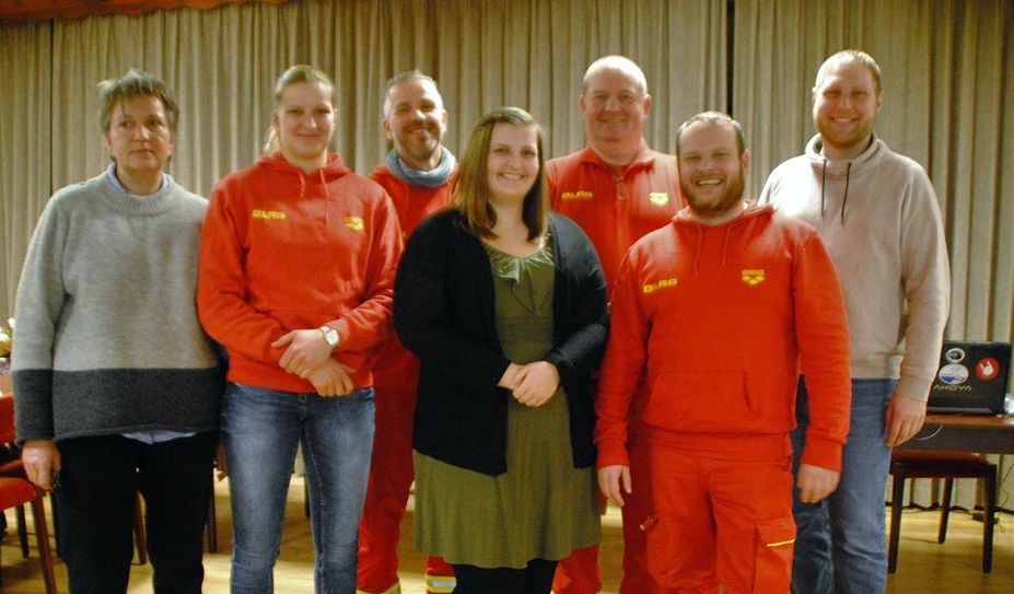 Der neue Vorstand präsentiert sich vor der Versammlung: (v.l.): Sabine und Annina Tiedemann, Erik Oudemast, Franziska Wachsmuth, Helge Wüstefeld, Sascha Seifried und Matthias Reichelt.