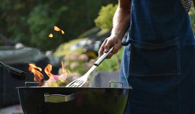 Wer an diesem Wochenende selbst am Grill steht, kann beim Online-Wettbewerb zum Angrillen mitmachen: Einfach ein Grill-Foto auf der Facebook-Seite des Wirtschaftstreffs posten. Foto: unsplash/Vincent Keiman