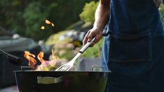 Wer an diesem Wochenende selbst am Grill steht, kann beim Online-Wettbewerb zum Angrillen mitmachen: Einfach ein Grill-Foto auf der Facebook-Seite des Wirtschaftstreffs posten. Foto: unsplash/Vincent Keiman