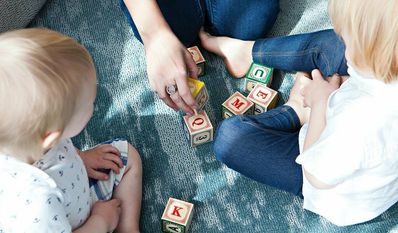 Kinderbetreuung gehört zur sogenannten Carearbeit - und wird beruflich wie privat größtenteils von Frauen geleistet. Foto: unsplash/Marisa Howenstine