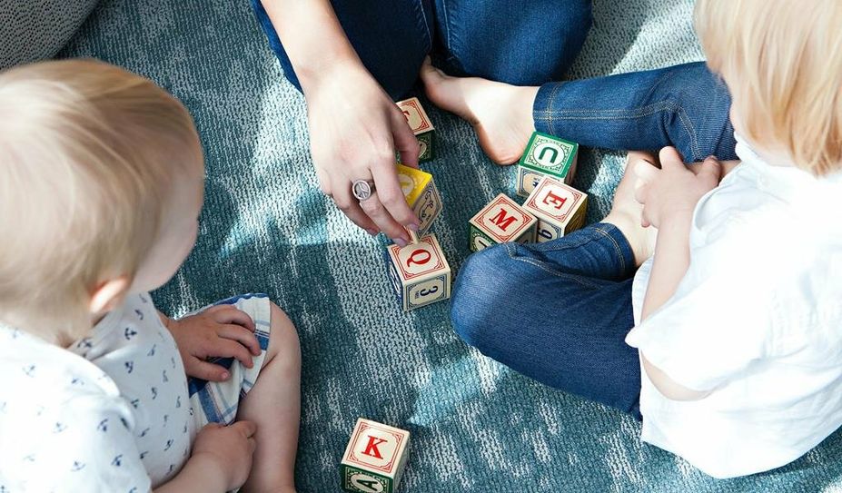 Kinderbetreuung gehört zur sogenannten Carearbeit - und wird beruflich wie privat größtenteils von Frauen geleistet. Foto: unsplash/Marisa Howenstine