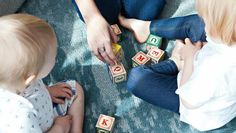 Kinderbetreuung gehört zur sogenannten Carearbeit - und wird beruflich wie privat größtenteils von Frauen geleistet. Foto: unsplash/Marisa Howenstine