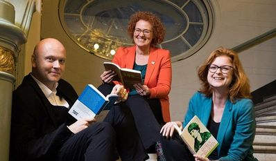 Das Hedwig Dohm Trio: Historikerin Nikola Müller, Kulturwissenschaftlerin Isabel Rohner und Schauspieler Gerd Buurmann ( v. re.)