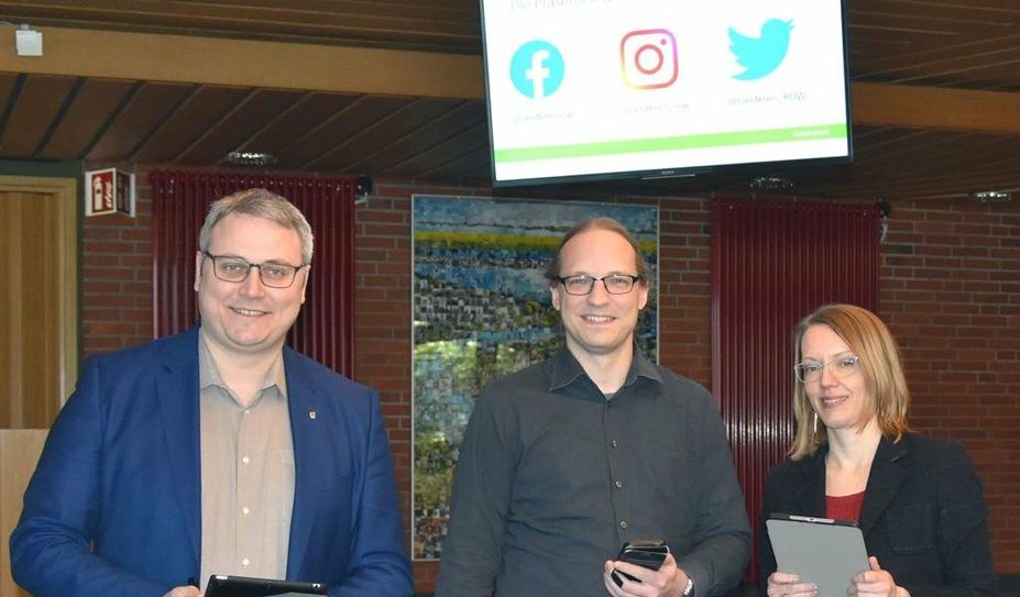 Landrat Marco Prietz (v. li.), Social Media Koordinator Stephan Behrens und Pressesprecherin Christine Huchzermeier stellten das Social Media-Konzept des Landkreises vor.