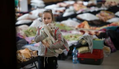 Die Geflüchteten brauchen vor allem Unterkünfte. Die humanitäre Hilfe im Ausland unterstützt man am besten mit Geldspenden.