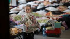 Die Geflüchteten brauchen vor allem Unterkünfte. Die humanitäre Hilfe im Ausland unterstützt man am besten mit Geldspenden.