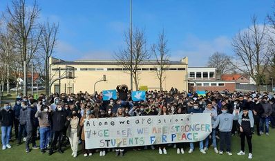 Die Schüler:innen der IGS Lilienthal verliehen ihrer Solidarität mit den vom Krieg betroffenen Menschen in der Ukraine Ausdruck. Ihr Slogan, den sie auf dem Transparent verwendeten, lautete „Alone we are strong - together we are stronger - STUDENTS FOR PEACE“. Diese Solidaritätskundgebung begleitet eine Spendenkampagne innerhalb der Schule.