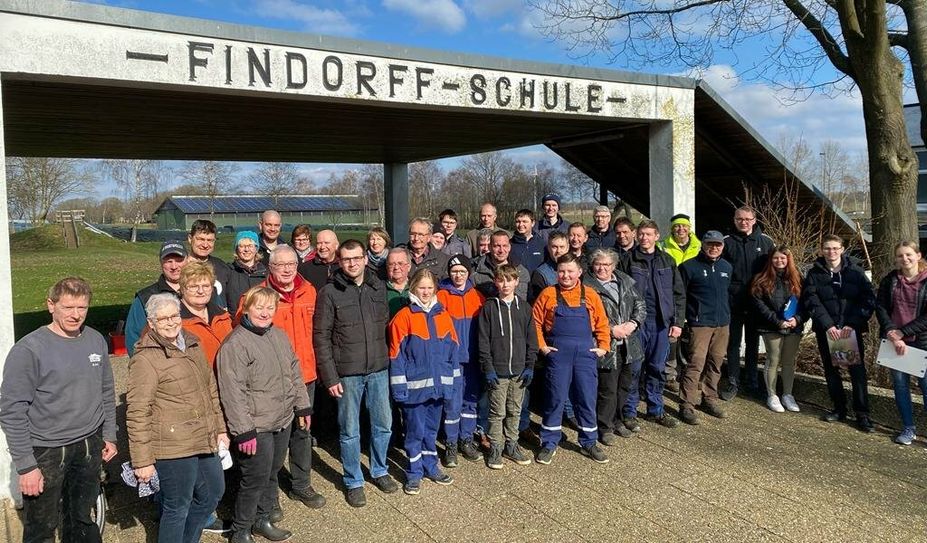 Rund 40 Helfer:innen trafen sich an der ehemaligen Grundschule und hatten Spaß bei der Landschaftspflege-Aktion.