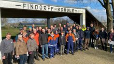 Rund 40 Helfer:innen trafen sich an der ehemaligen Grundschule und hatten Spaß bei der Landschaftspflege-Aktion.