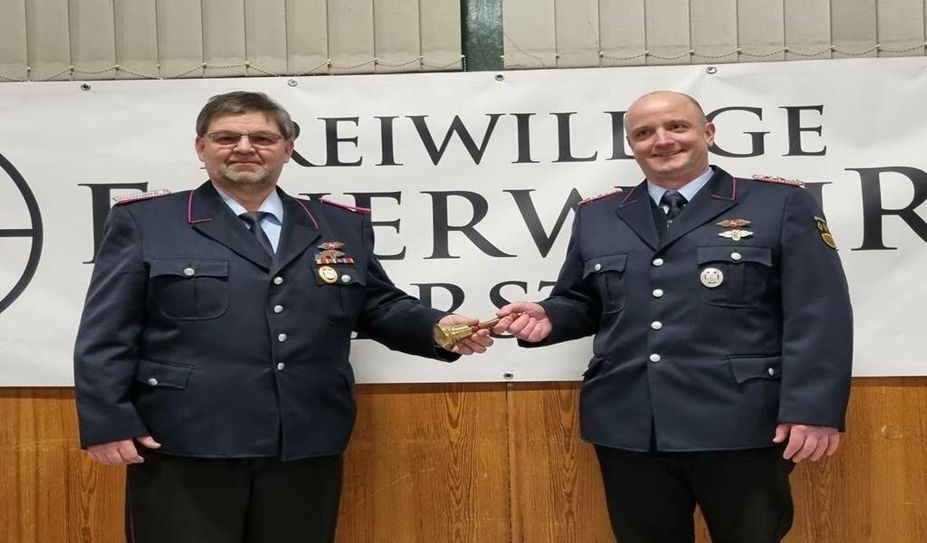 Hanke Neumann (li.) gratuliert dem neuen Ortsbrandmeister Michael von Glahn.