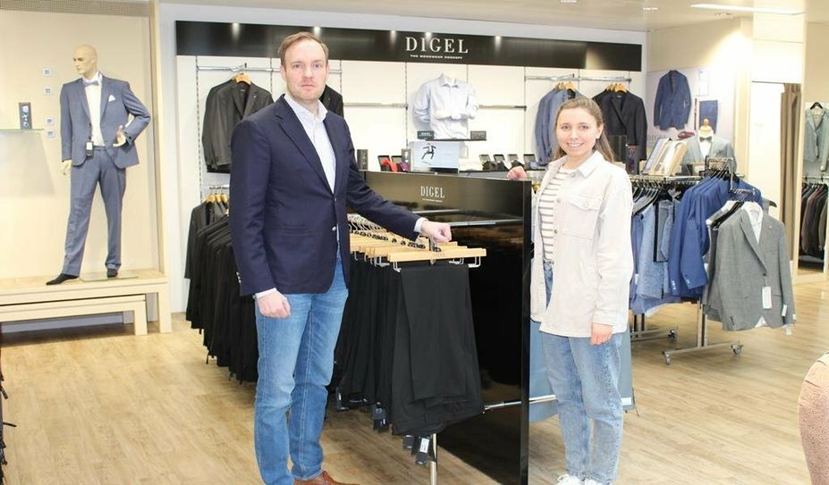 Mathias Böttjer und Mitarbeiterin Guilia Wendelken laden zum Räumungsverkauf ein.
