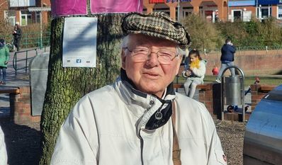 Klaus Schikore bei der Mahnwache in Osterholz-Scharmbeck. Foto: cne