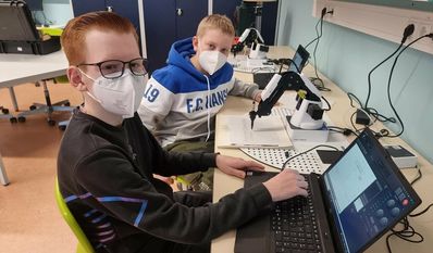 Max Pieritz und Lukas Pieper haben ihrem Roboter das Schreiben beigebracht. Nur die große Schriftart verlangsamt noch den Schreibprozess. Foto: cne