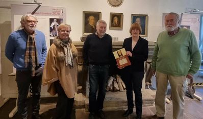 Von links: Norbert Nowka, Geschäftsführer der Museumsanlage, mit den Autoren und Gestalterinnen der Broschüre „Jürgen Christian Findorff in Oster holz“ (Fotografin Gerda Zeisberger, Autor Wilhelm Berger, Grafikerin Regina Berndt und Autor Lutz Bernsdorf). Foto: cne