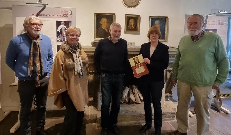 Von links: Norbert Nowka, Geschäftsführer der Museumsanlage, mit den Autoren und Gestalterinnen der Broschüre „Jürgen Christian Findorff in Oster holz“ (Fotografin Gerda Zeisberger, Autor Wilhelm Berger, Grafikerin Regina Berndt und Autor Lutz Bernsdorf). Foto: cne