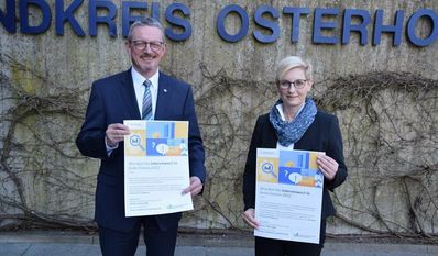 Landrat Bernd Lütjen und Monika Buck informieren über den Zensus 2022. Foto: eb