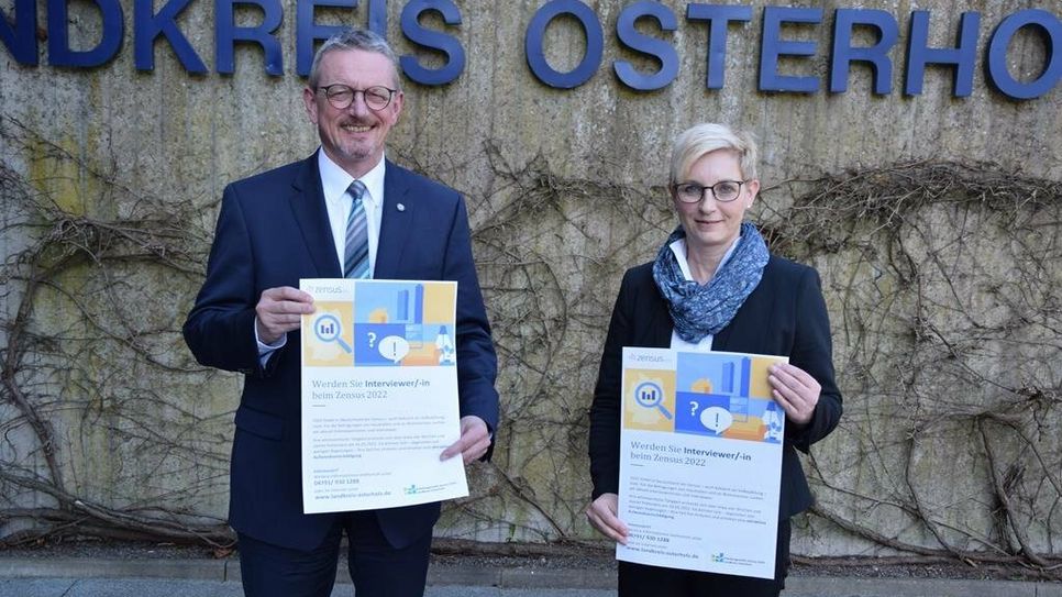 Landrat Bernd Lütjen und Monika Buck informieren über den Zensus 2022. Foto: eb