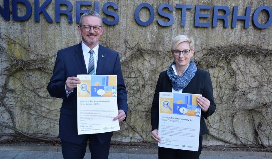 Landrat Bernd Lütjen und Monika Buck informieren über den Zensus 2022. Foto: eb