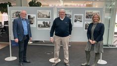 Präsentieren die Ausstellung: Regionaldirektor Frank Wassermann (v. li.), Rainer Brandt und Geschäftsstellenleiterin Ulrike Schloen.