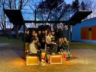 Die Schüler:innen sind stolz auf ihre selbst entworfene und gebaute Sitzanlage und freuen sich über Stimmen für ihr Projekt.