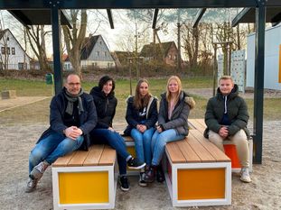 Dieter Poppe (v. li.) und Tina Stegitz mit Mette, Celine und Tim vom Projektteam.