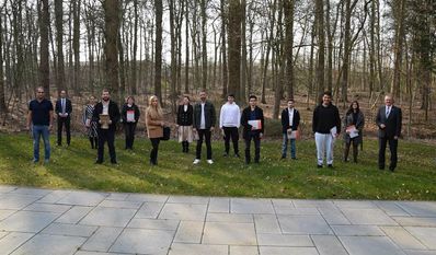 Die Bewerber:innen verpflichteten sich, das Grundgesetz der Bundesrepublik zu achten.