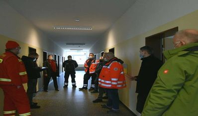 Entlang dieses Flurs liegen die Schlafräume. An der Fertigstellung der Unterkunft waren viele Helfer:innen beteiligt.