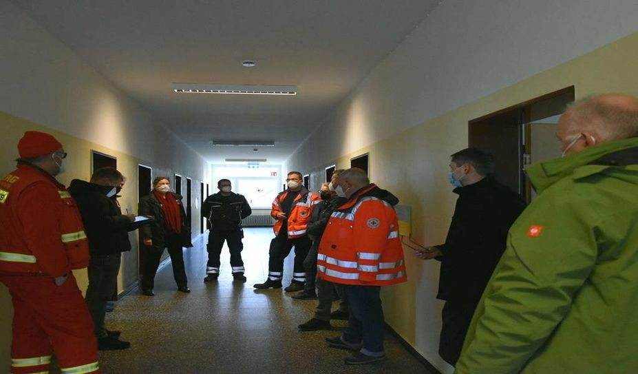Entlang dieses Flurs liegen die Schlafräume. An der Fertigstellung der Unterkunft waren viele Helfer:innen beteiligt.