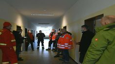 Entlang dieses Flurs liegen die Schlafräume. An der Fertigstellung der Unterkunft waren viele Helfer:innen beteiligt.