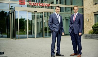 Stefan Kalt, Vorstandsvorsitzender der Sparkasse Rotenburg Osterholz, und sein Stellverteter Thorben Prenntzell wollen helfen.