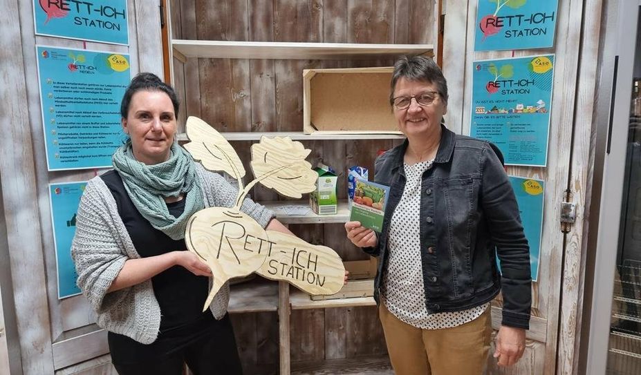 Tina Seeg und Annemarie Lampe von der ASO sind überzeugt, dass hier bald viele nicht mehr benötigte Lebensmittel neue Abnehmer:innen  finden werden.