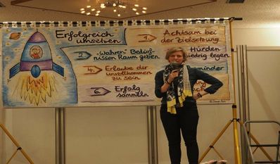 Svenja Pein nahm die LandFrauen mit auf die Reise „Denk an Dich – ich muss gar nichts, nur auf´s Klo“.