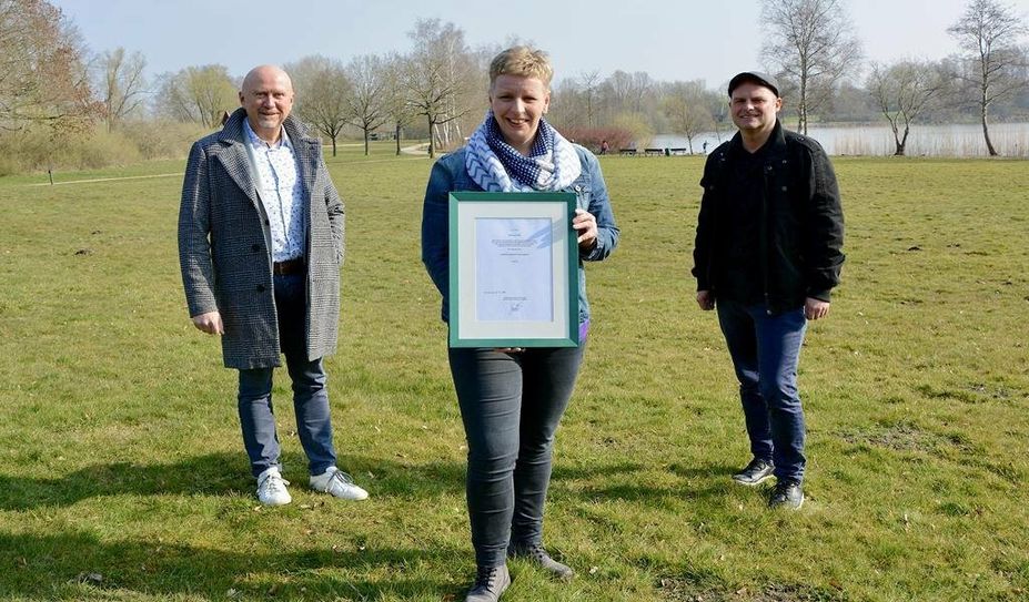Bürgermeister Michael Hannebacher (v. li.), Barbara Norden und Benjamin Bünning freuen sich über die besondere Auszeichnung.