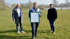 Bürgermeister Michael Hannebacher (v. li.), Barbara Norden und Benjamin Bünning freuen sich über die besondere Auszeichnung.