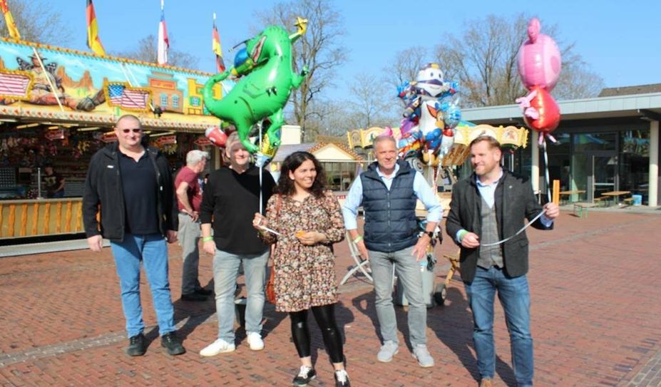 Marc Breitenfeld (re.) eröffnete gemeinsam mit Menschen aus Rat, Verwaltung und Wirtschafts-Interessen-Ring (WIR) den Markt.