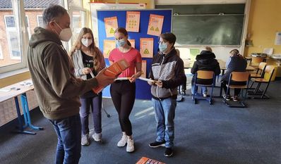 Mithilfe von Material der BZgA beschäftigten sich die KGS-Schüler:innen mit allen Aspekten der Suchtmittel Alkohol und Tabak. Foto: eb