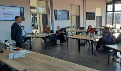 Dirk Vorlauf (li.) vom Städte- und Gemeindebund leitete die Veranstaltung.