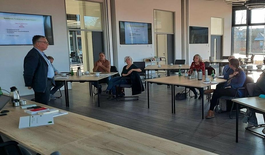 Dirk Vorlauf (li.) vom Städte- und Gemeindebund leitete die Veranstaltung.