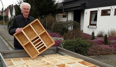 Bernhard Schroeder hat im Ehrenamt zehn Wildbienen-Nisthilfen für Kindergärten und die Helga-Leinung-Schule gebaut.
