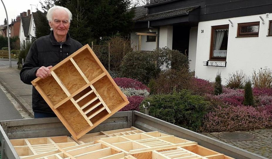 Bernhard Schroeder hat im Ehrenamt zehn Wildbienen-Nisthilfen für Kindergärten und die Helga-Leinung-Schule gebaut.