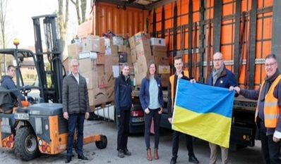 Beim Verladen der Hilfsgüter für die Ukraine (v.l.): Domenic Künzel, Dr. Axel Meyer, Hanna Danninger, Jascha Jennrich, Benjamin Förster, Volker Dieterich-Domröse und Martin Hutcheson.